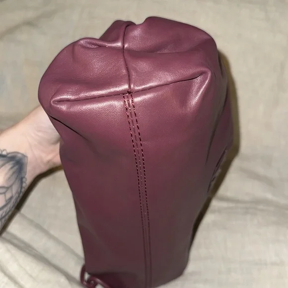 NWT Badgley Mischka Wrapped Frame Clutch: Plum
Perfect fall bag - Picture 5 of 9